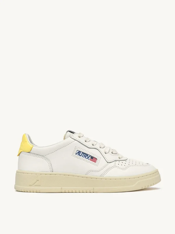 MEDALIST LOW WHITE LEATHER AND LEMON MERINGUE SNEAKERS- AUTRY
