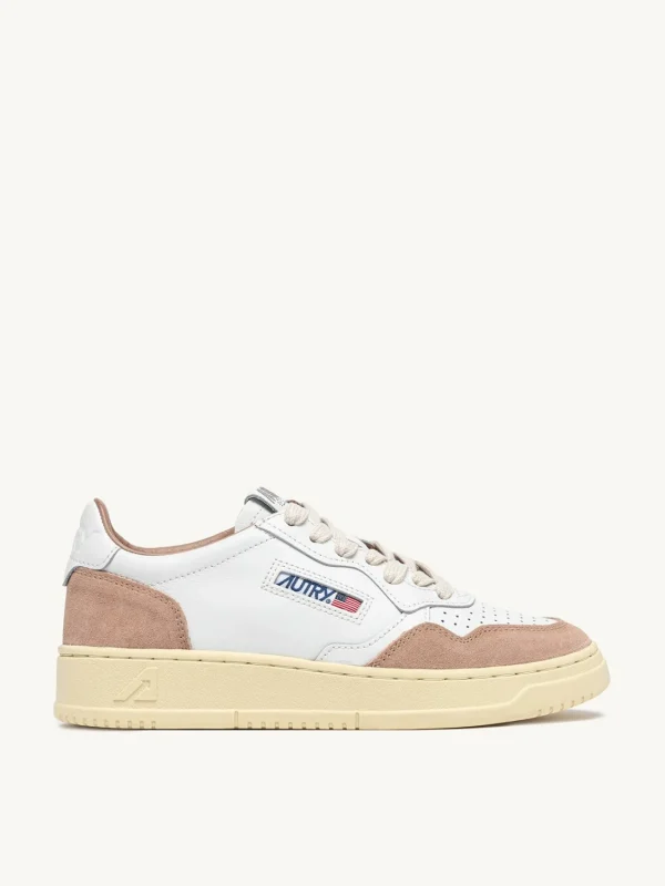 SNEAKERS MEDALIST LOW IN WHITE LEATHER AND SUEDE ROSE CANNEL- Autry