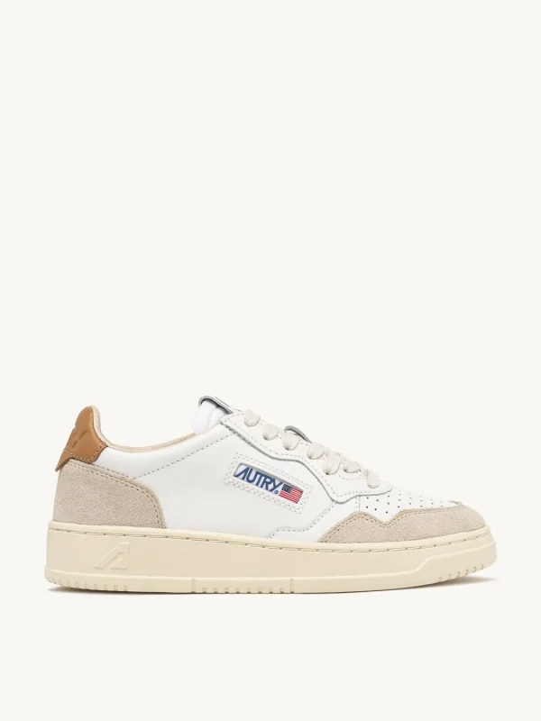 MEDALIST LOW SUEDE AND LEATHER WHITE AND BROWN SUGAR- AUTRY SNEAKERS